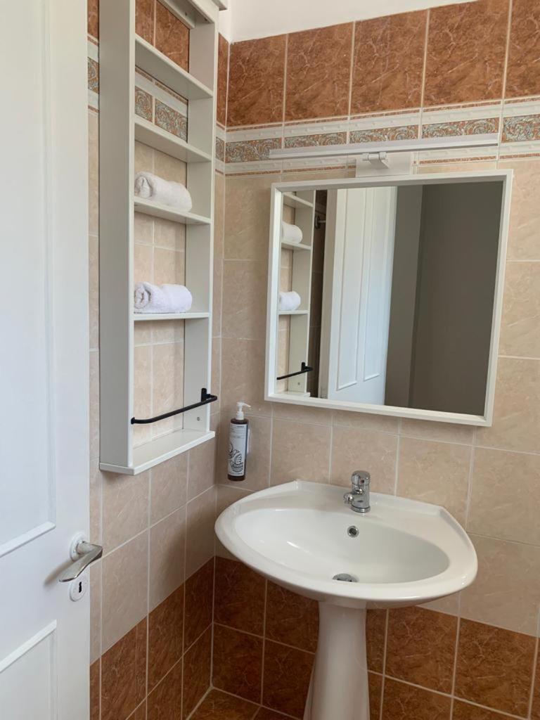 Nisaki Mathraki B&B Bagian luar foto